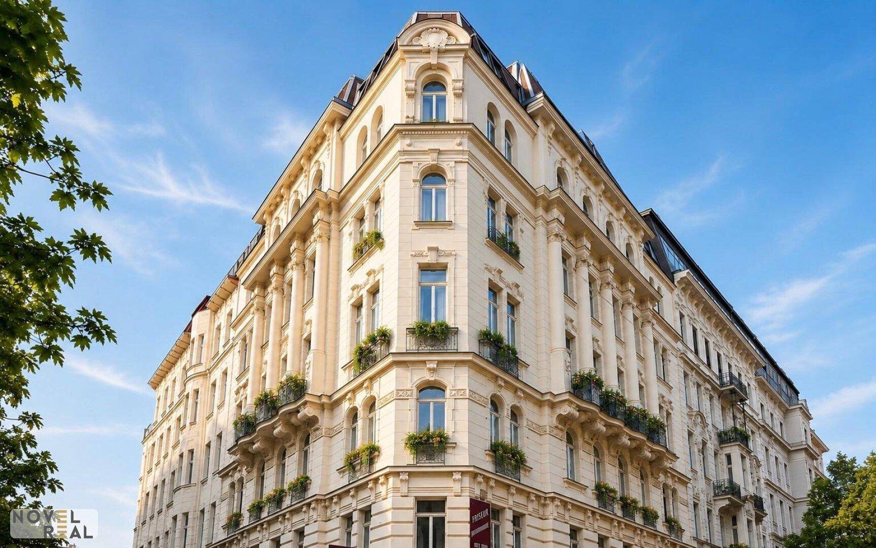 Elegantes Eckgebäude mit klassischer Architektur und verzierten Fassadendetails unter blauem Himmel.