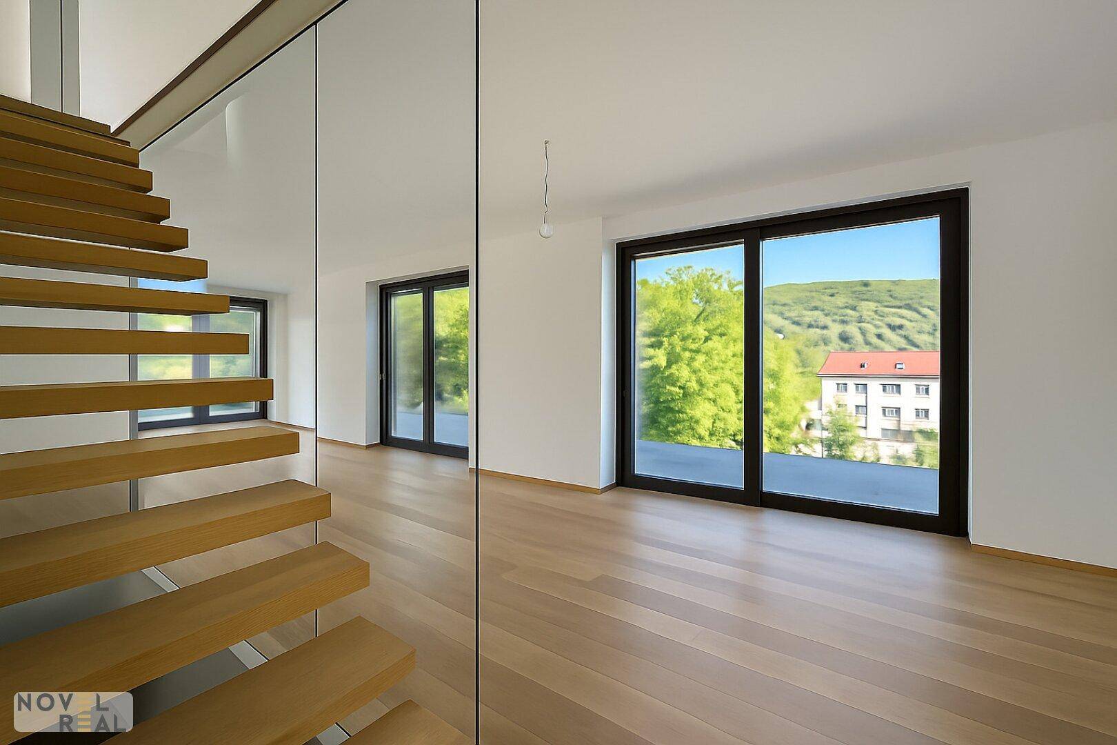 Heller Wohnbereich mit Holztreppe, Glasgeländer und großen Schiebetüren zur Terrasse.