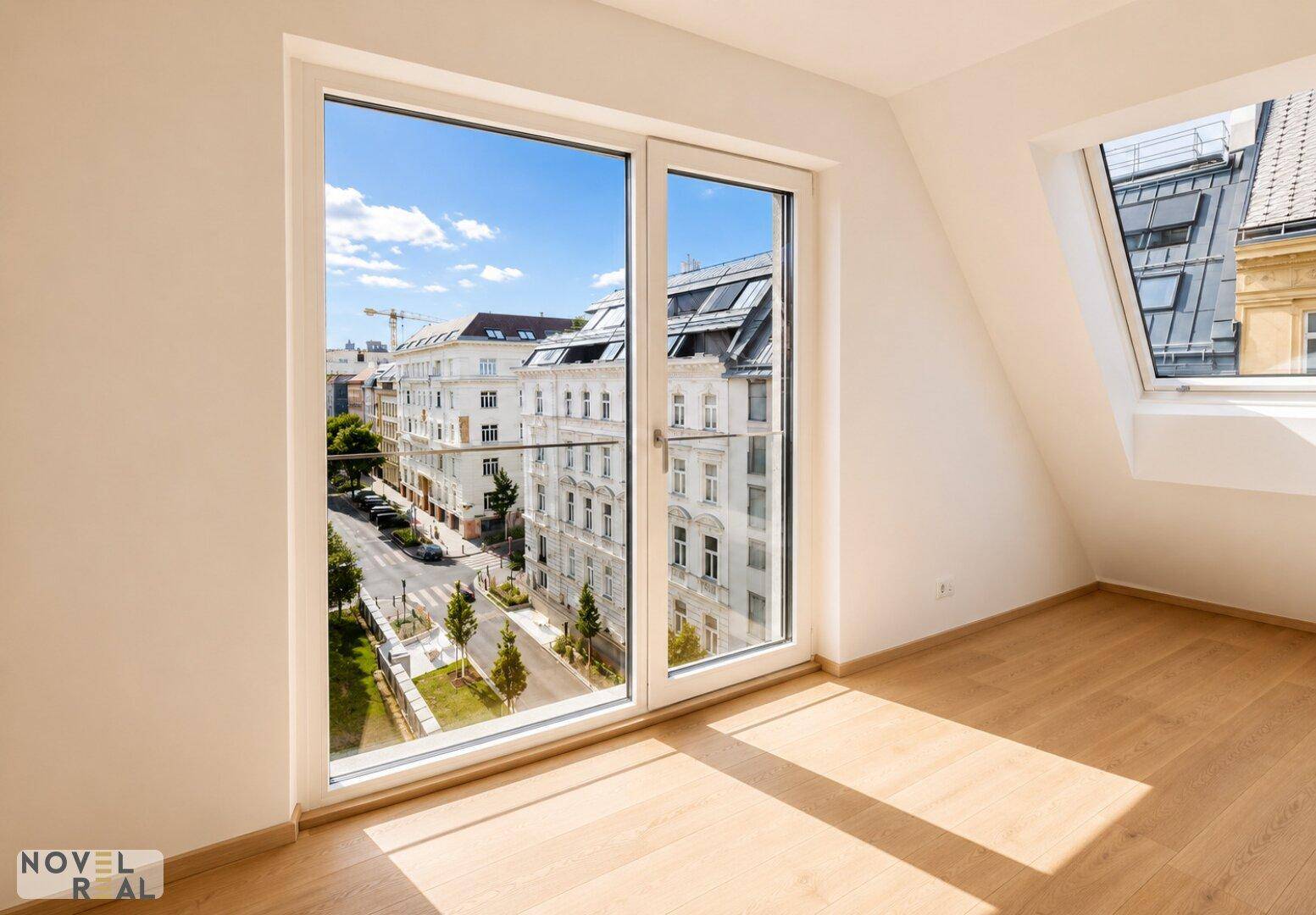 Helles Schlafzimmer mit Holzfußboden, großer Fenstertür und Blick auf die Stadtstraße.