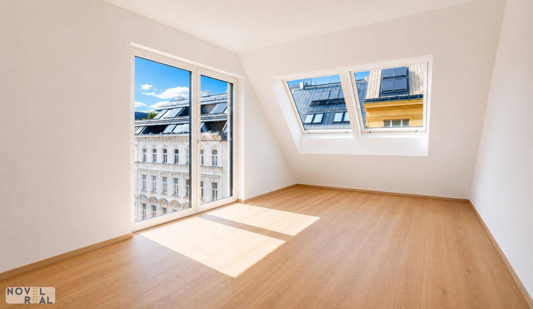 Lichtdurchflutetes Schlafzimmer mit Holzfußboden, Dachfenstern und schräger Decke.