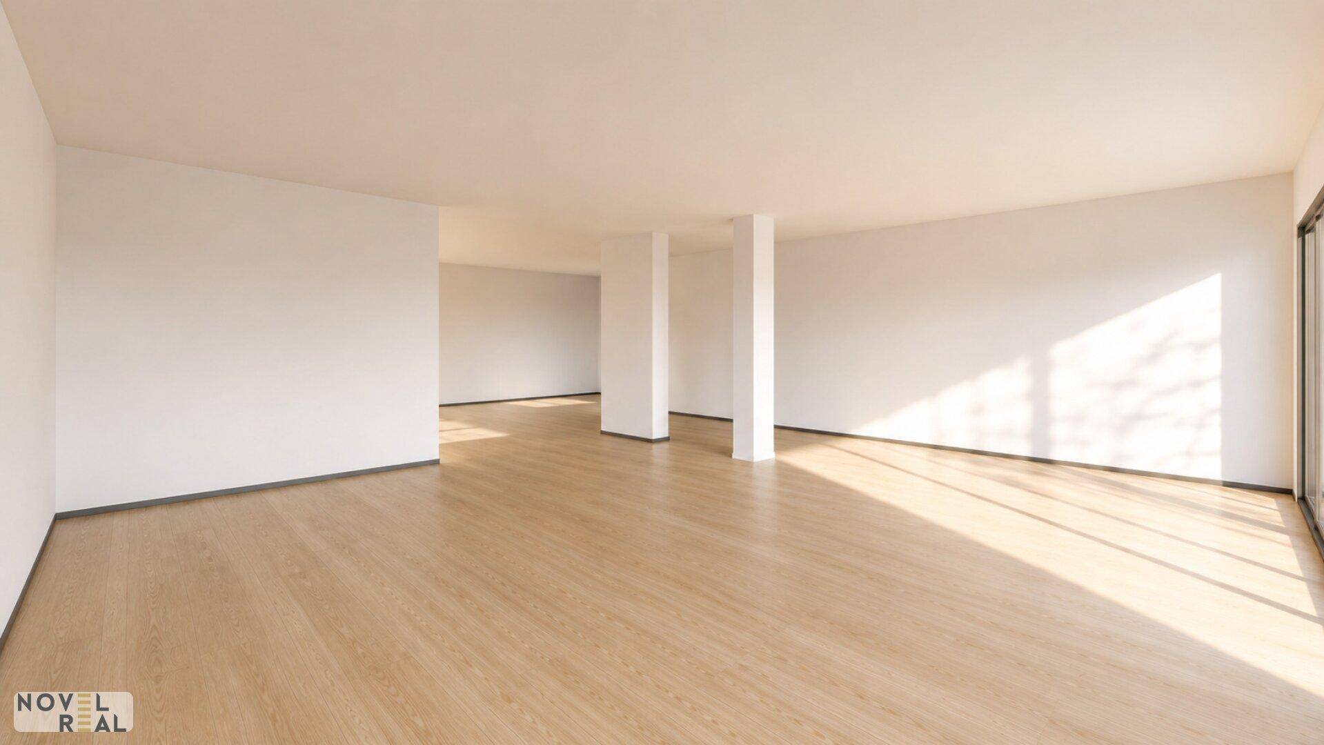 Heller, leerer Raum mit hellem Holzfußboden und weißen Wänden, ideal für individuelle Gestaltung.