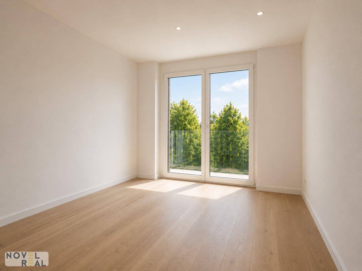 Geräumiges Zimmer mit Holzboden und großen Fenstern, bietet viel Helligkeit.