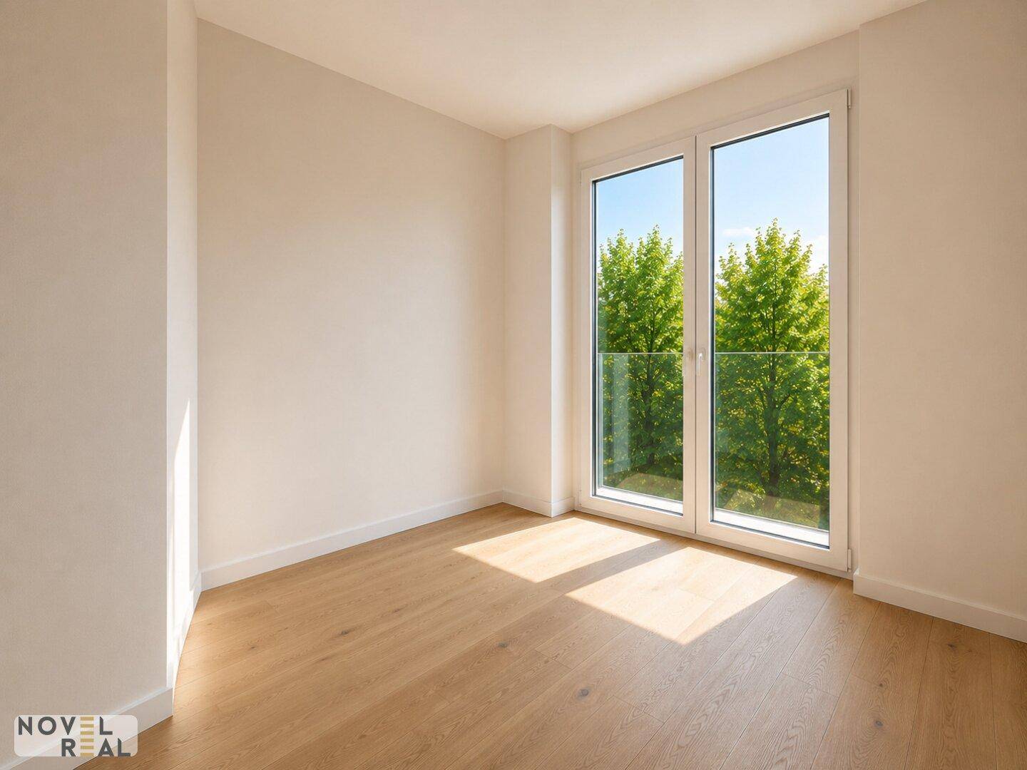 Lichtdurchflutetes Zimmer mit Holzboden und weitem Blick ins Grüne.