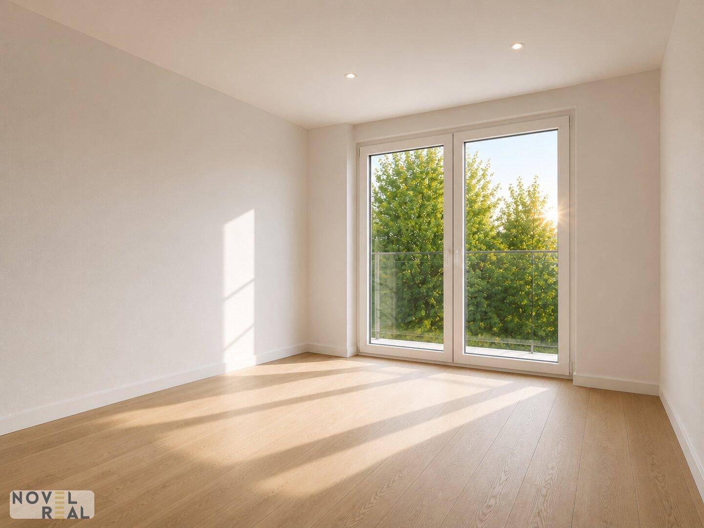 Sonniges Zimmer mit Holzboden und Blick ins Grüne, ideal als Schlafzimmer.