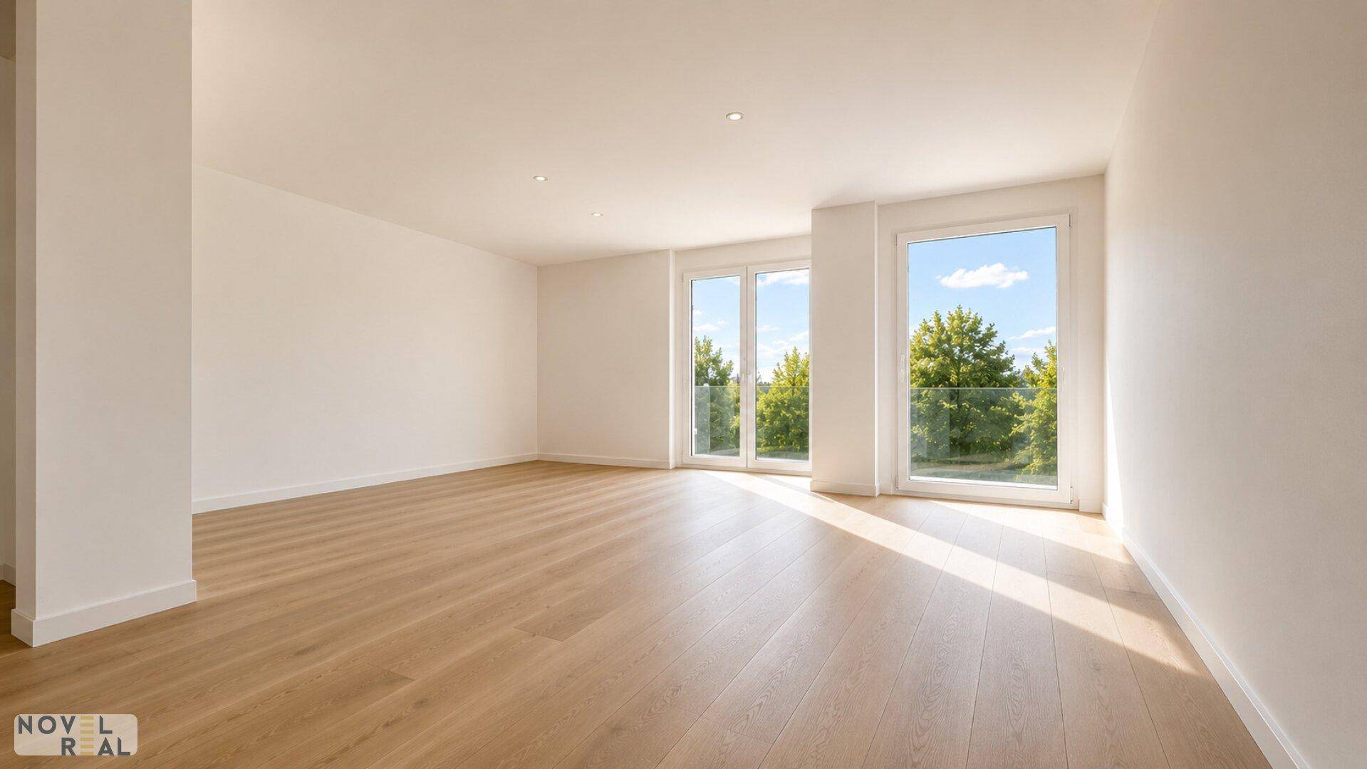 Heller, leerer Wohnraum mit großen Fenstern und hochwertigem Parkettboden.