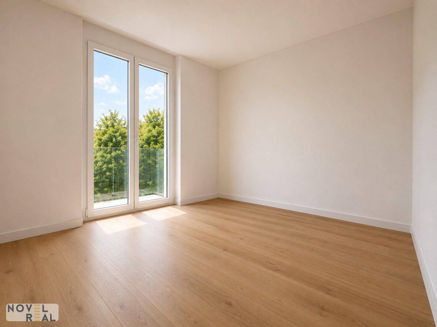 Helles Zimmer mit Holzboden und großem Fenster, bietet viel Tageslicht.