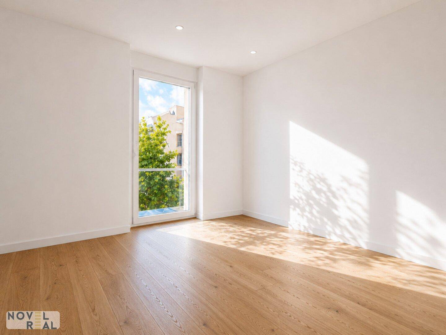 Lichtdurchfluteter Raum mit Holzboden und Blick ins Grüne, ideal für Wohn- oder Schlafbereich.