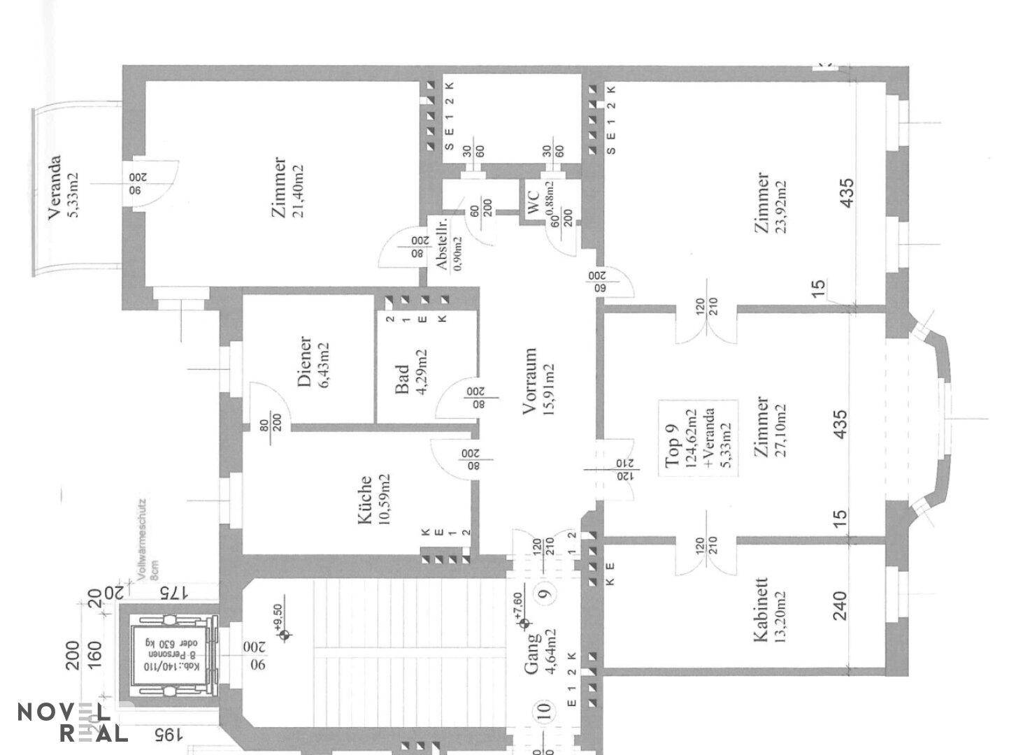 Detaillierter Grundrissplan einer Etagenwohnung mit Aufzug, mehreren Zimmern, Küche, Bad und Veranda.