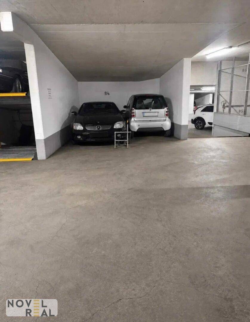 Tiefgarage mit mehreren Stellplätzen und Betonboden.
