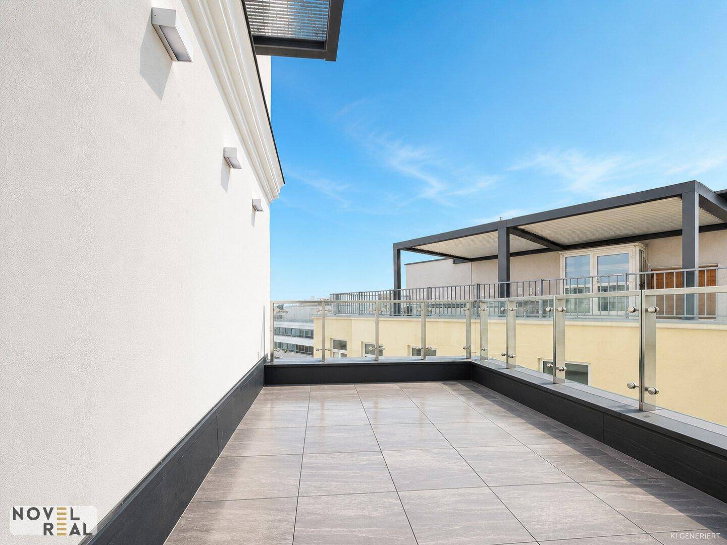 Große Dachterrasse mit Fliesenboden, Glasgeländer und Blick auf die Stadt.