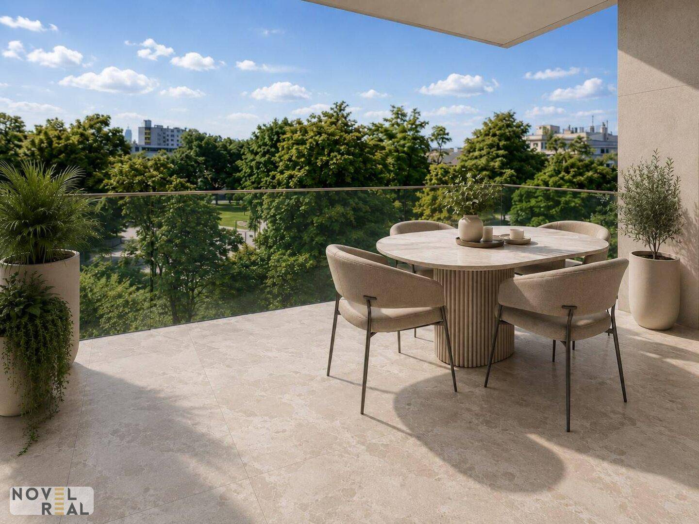 Geräumiger Balkon mit modernen Gartenmöbeln und Blick ins Grüne.