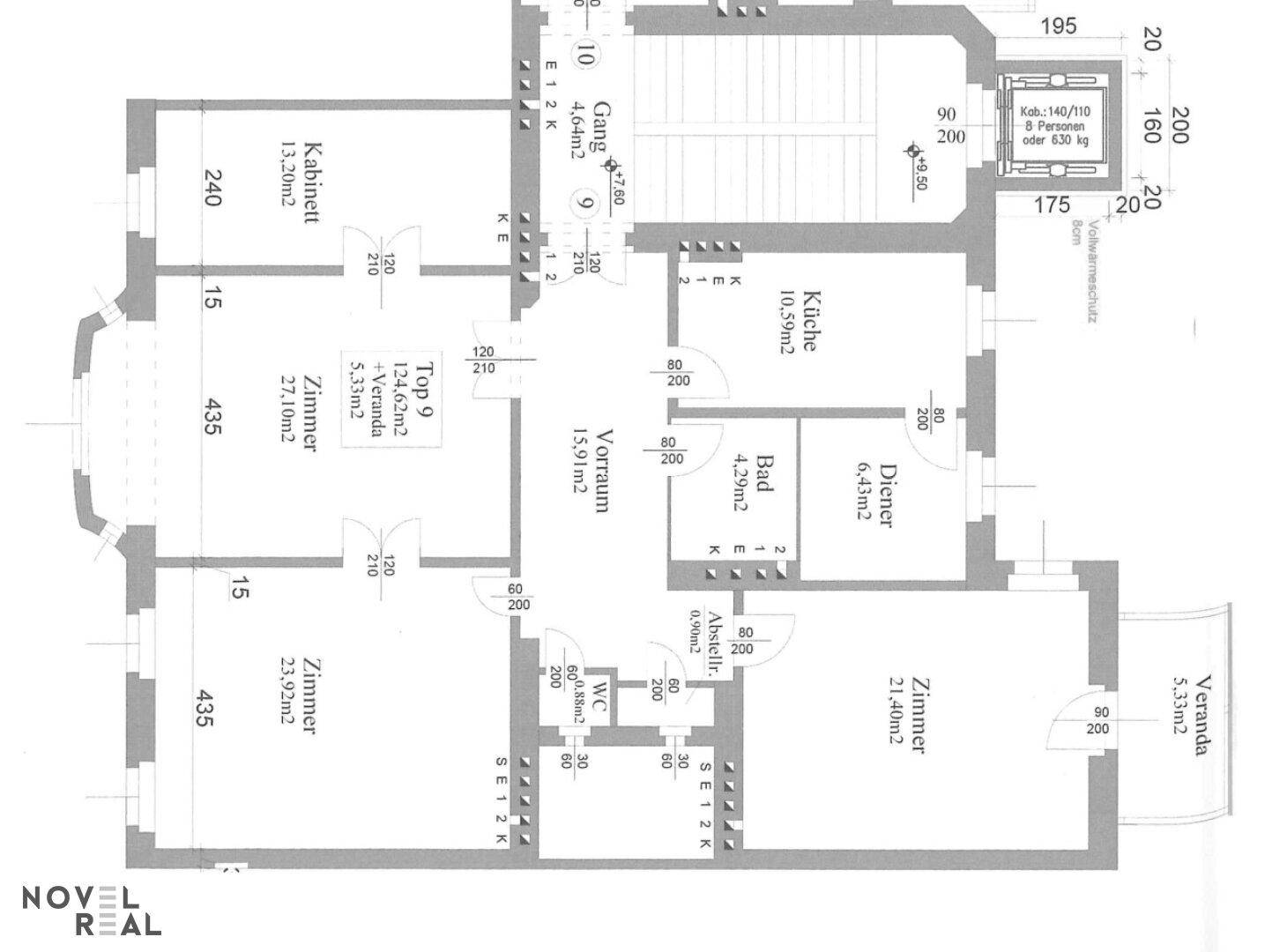 Grundriss einer Wohnung mit mehreren Zimmern, separater Küche, Bad, WC und einer Veranda, inklusive Aufzugzugang.