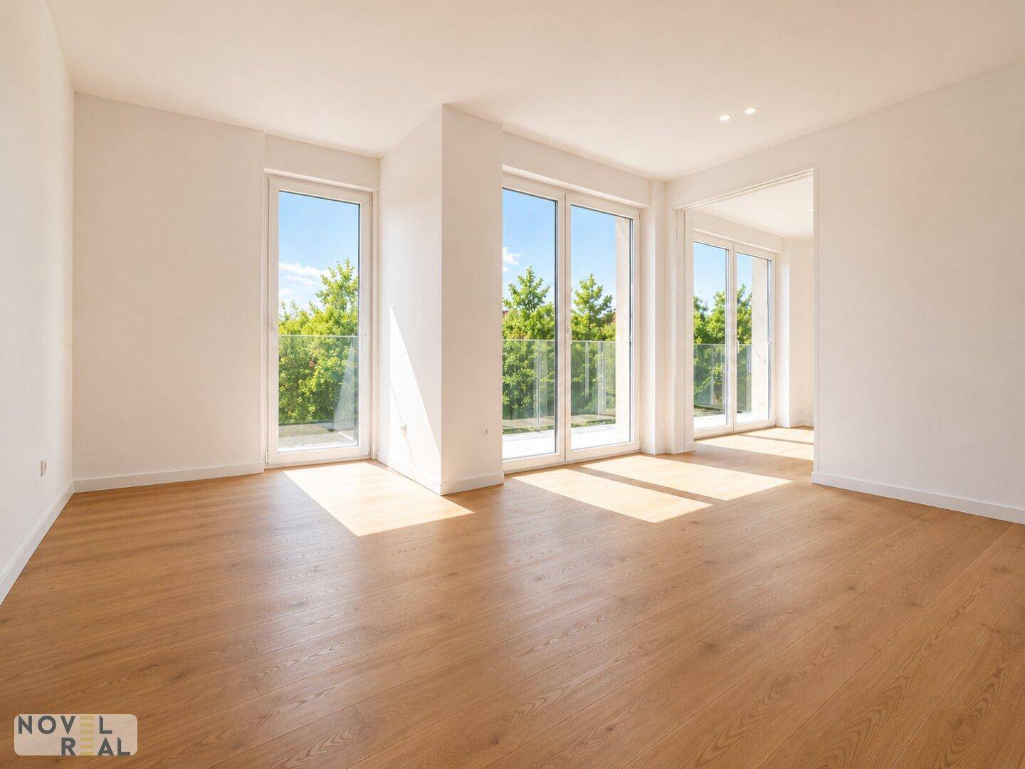 Heller Wohnraum mit mehreren bodentiefen Fenstern, Eichenparkett und viel natürlichem Lichteinfall.