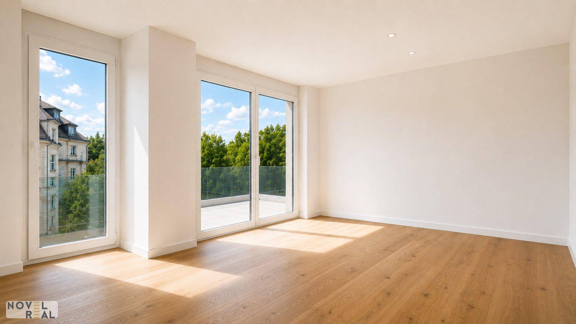 Heller, leerer Raum mit Holzboden, großen Fenstern und Zugang zu einem Balkon.
