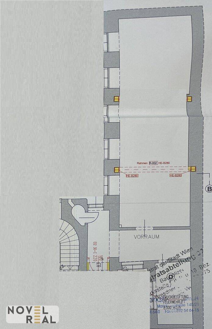 Grundriss eines langen, schmalen Raumes mit Vorraum und einer Wendeltreppe, zeigt mehrere Fenster.