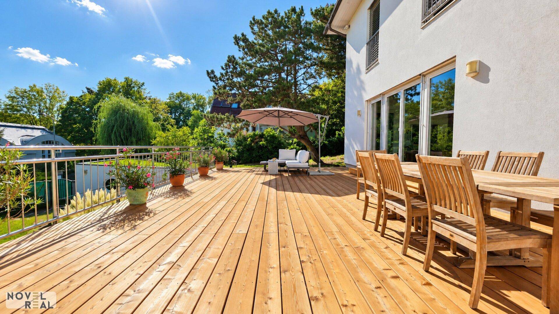 Geräumige Holzterrasse mit Esstisch und Lounge-Bereich, ideal für Mahlzeiten im Freien.