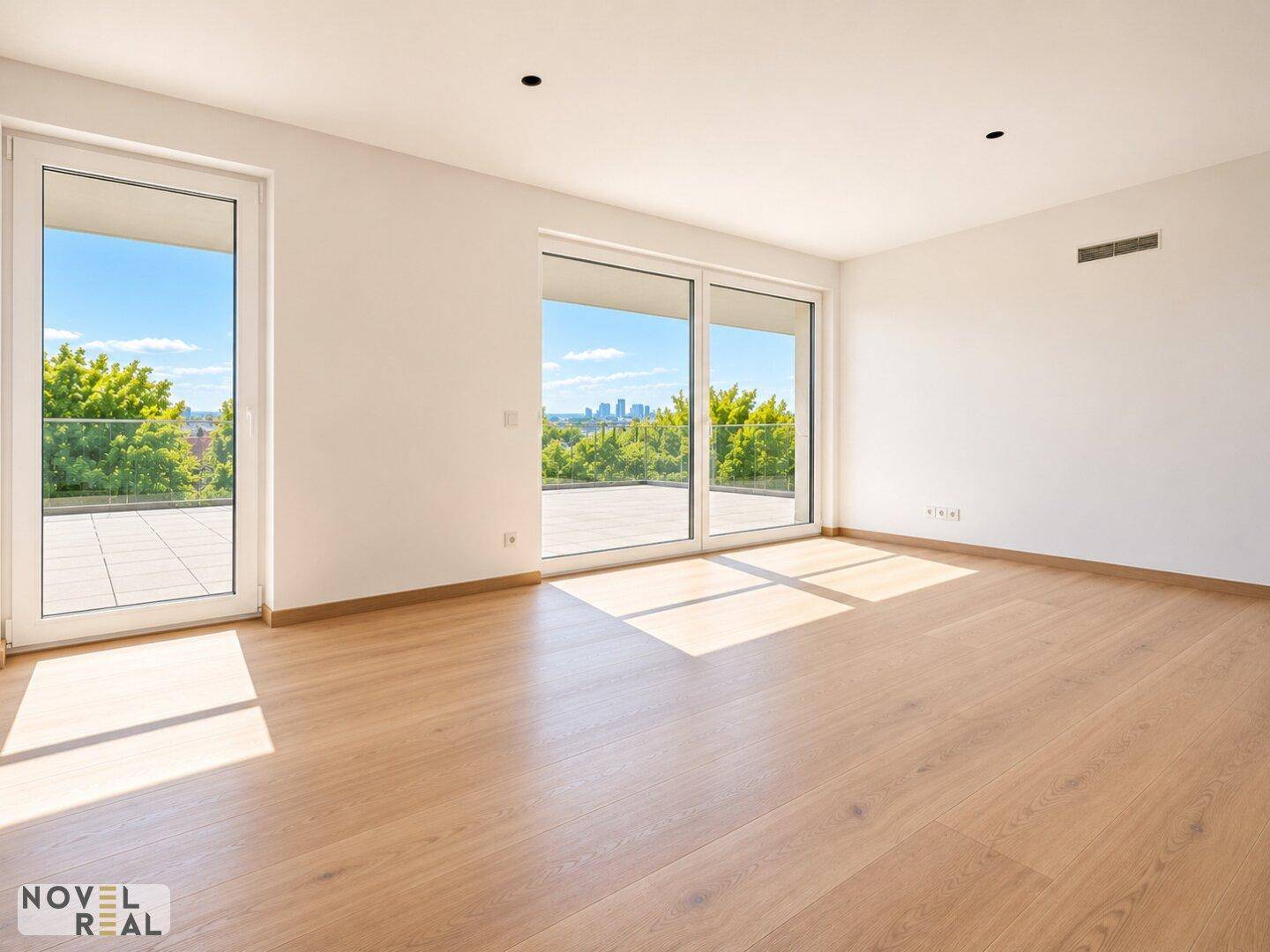 Lichtdurchflutetes Wohnzimmer mit Holzboden, großen Schiebetüren und Blick auf die Stadt.