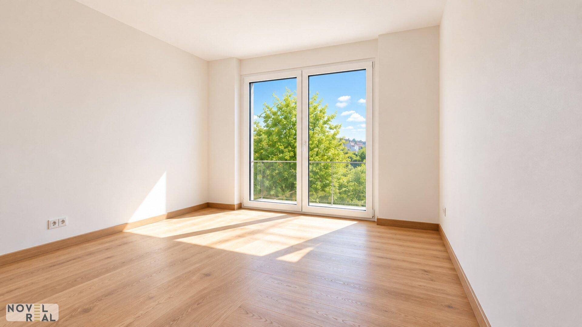 Heller Raum mit Holzboden und großem Fenster mit Blick auf grüne Bäume.