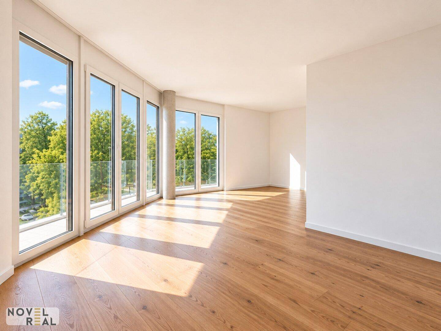 Geräumiges, helles Zimmer mit Holzboden und großen Fenstern, die viel Tageslicht hereinlassen.