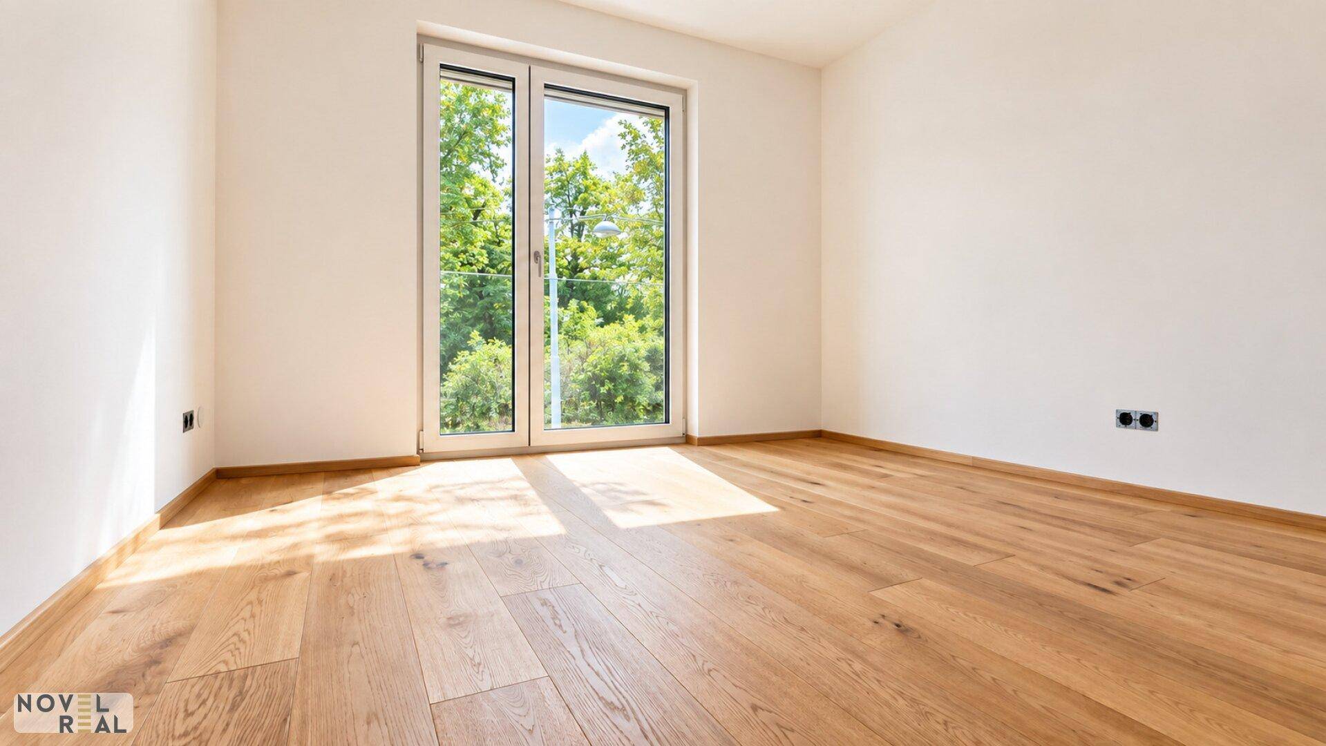 Ruhiges, helles Schlafzimmer mit Holzboden und Zugang zu einem Außenbereich.