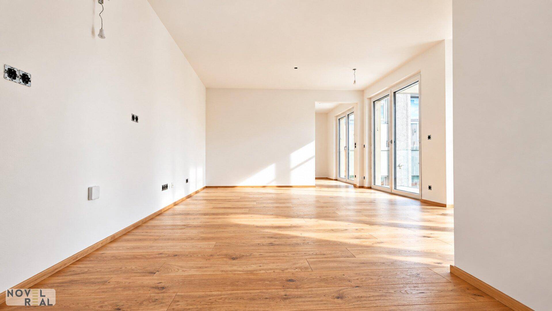 Geräumiges, unmöbliertes Zimmer mit hellem Holzboden und weißen Wänden, bereit zum Einzug.