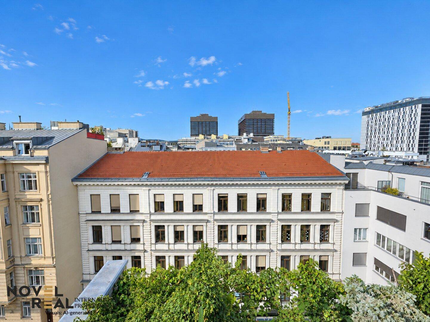 Blick von oben auf ein klassisches Gebäude mit rotem Dach und umliegende Stadtlandschaft.