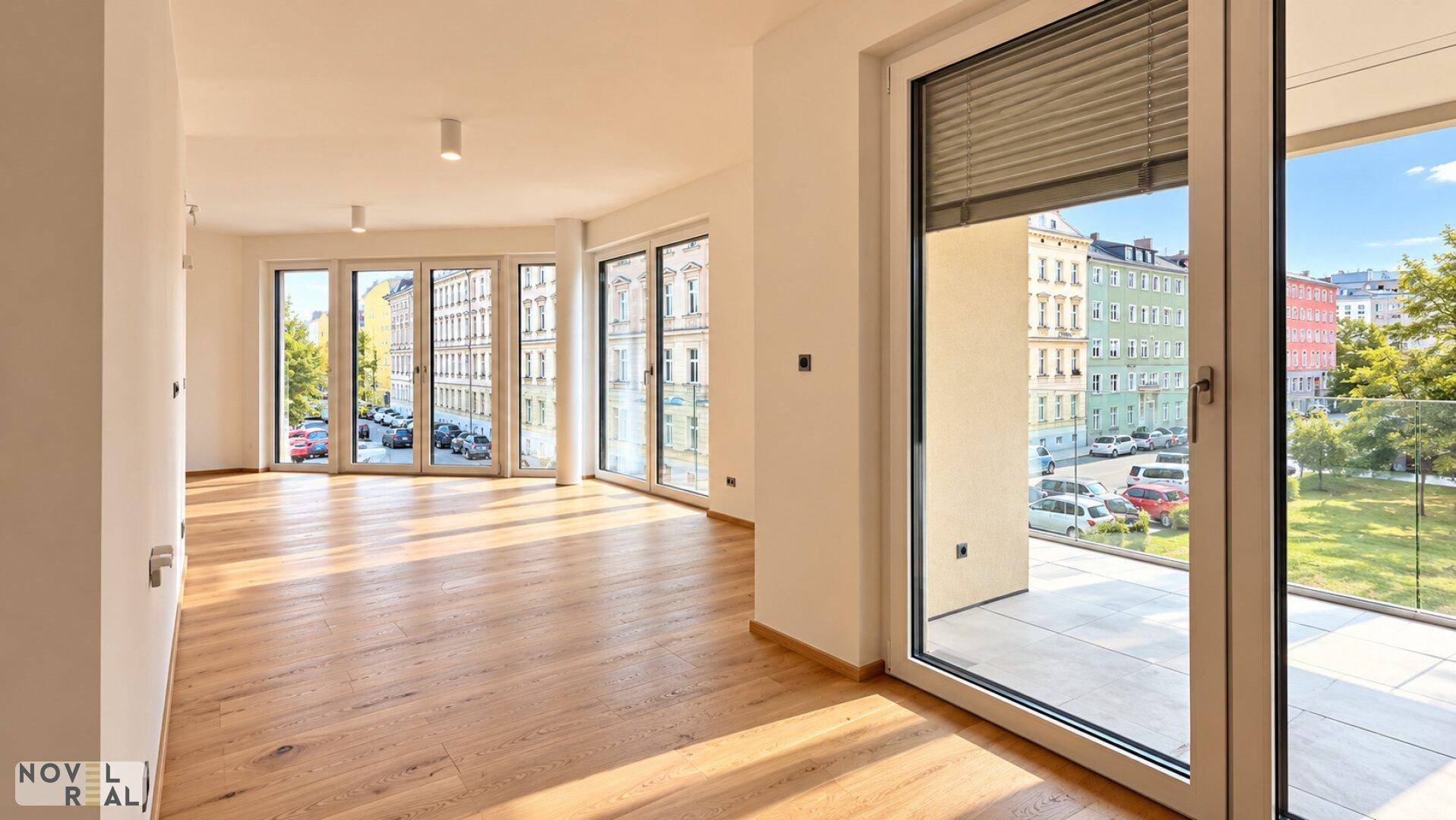 Heller Wohnbereich mit Zugang zum Balkon und Blick auf die Stadt.