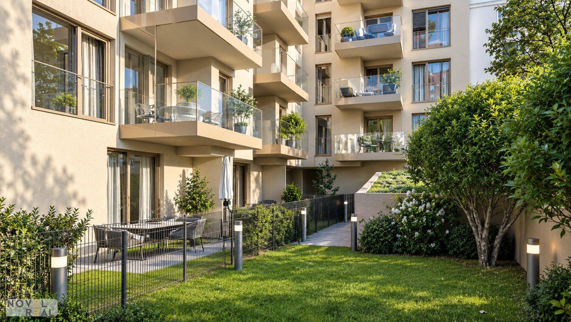 Gepflegter Gemeinschaftsgarten mit Rasenfläche, Sträuchern und Sitzgelegenheiten.