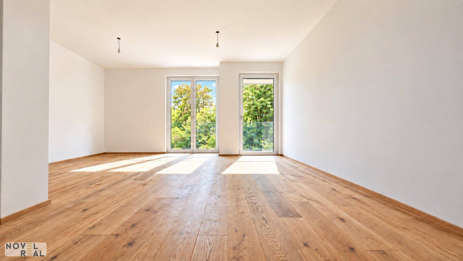 Helles, leeres Zimmer mit Holzboden und großen Fenstern, die viel Tageslicht hereinlassen.