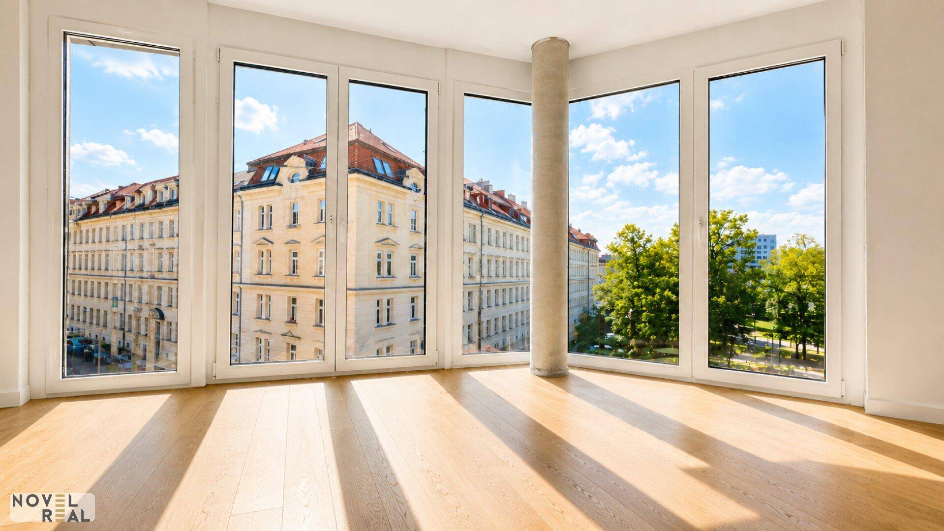 Lichtdurchflutetes Wohnzimmer mit Holzboden und Panoramafenstern, die einen weiten Blick bieten.