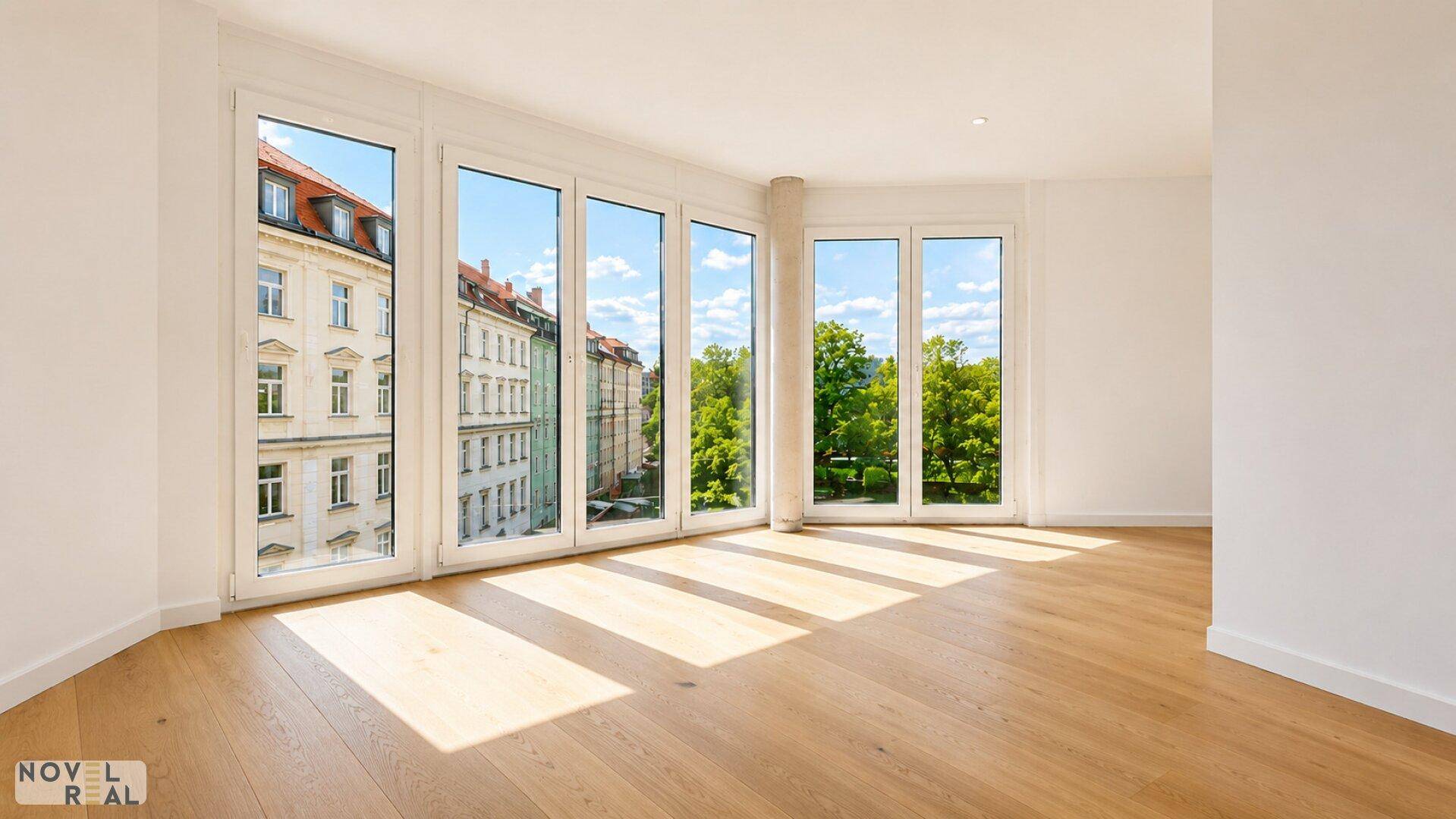 Großzügiges Wohnzimmer mit Holzboden und vielen Fenstern, die eine helle Atmosphäre schaffen.