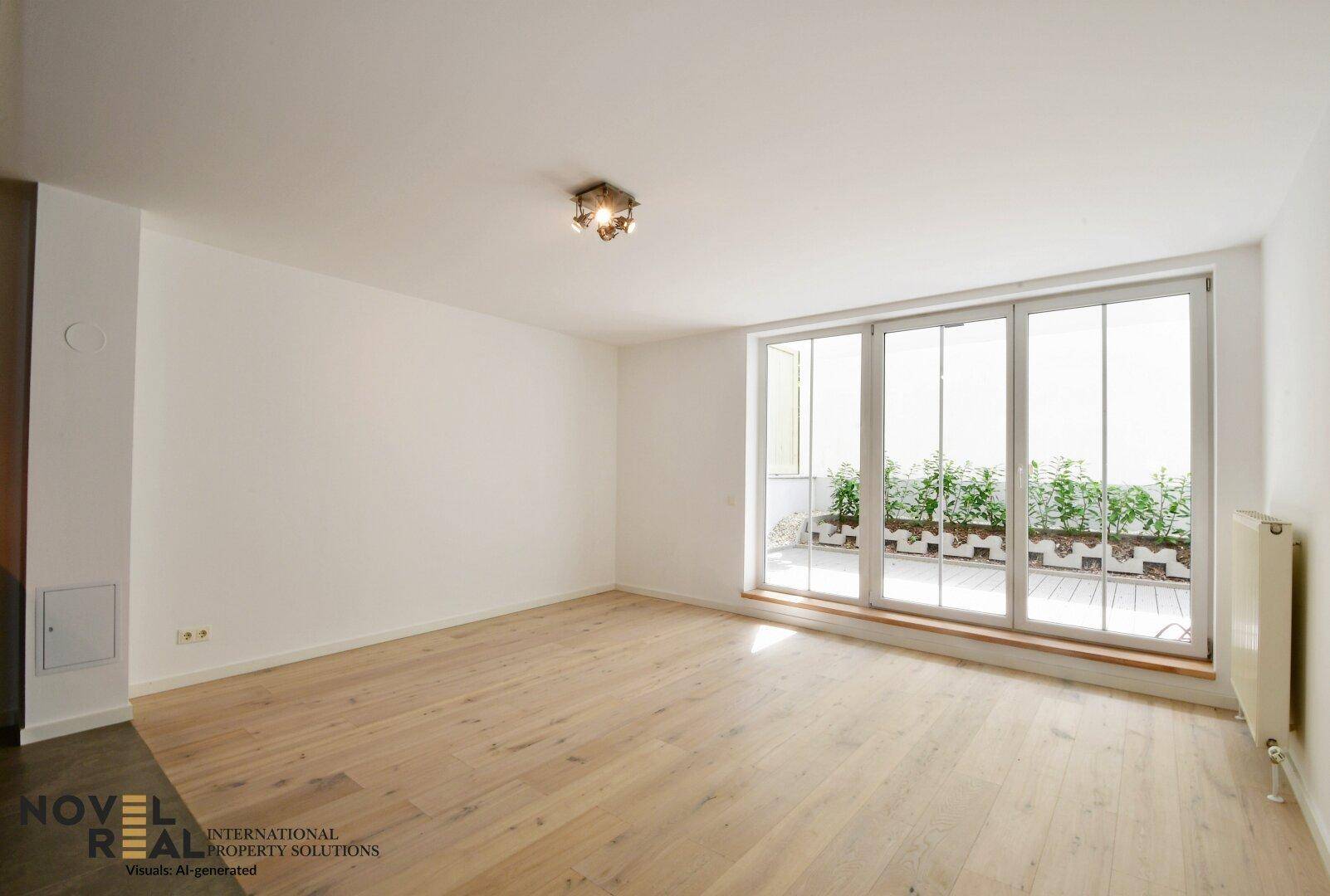 Helles Wohnzimmer mit Holzboden und großen Fenstern, die Zugang zu einer Terrasse bieten.