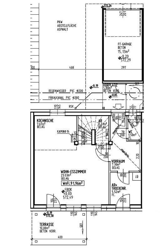 Grundriss des Erdgeschosses mit offenem Wohn-Esszimmer, Küche, Terrasse und Garage.