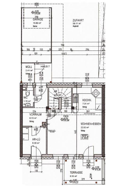 Grundriss des Erdgeschosses mit offenem Wohn-Essbereich, Küche und Terrasse.