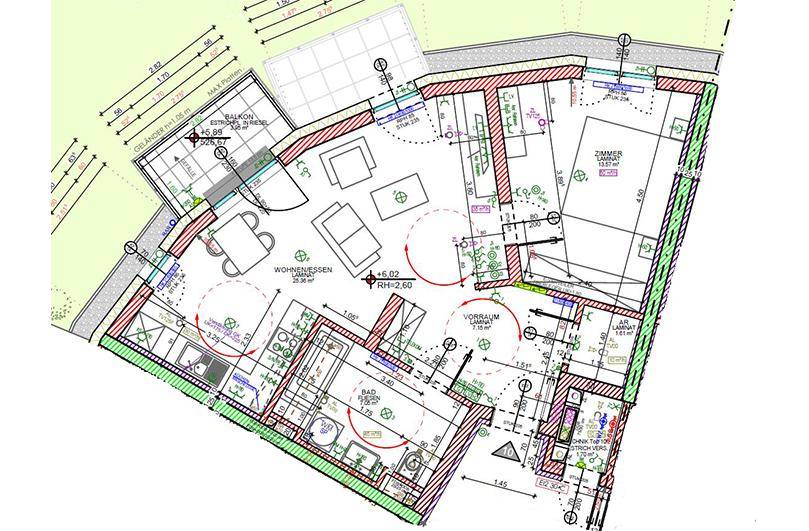 Detaillierter Grundriss einer Wohnung mit Wohn-Essbereich, Schlafzimmern und Balkonzugang.