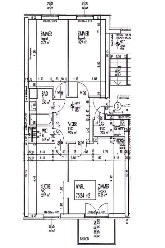 Grundriss einer Wohnung mit mehreren Zimmern, Bad, WC und einem Balkon.