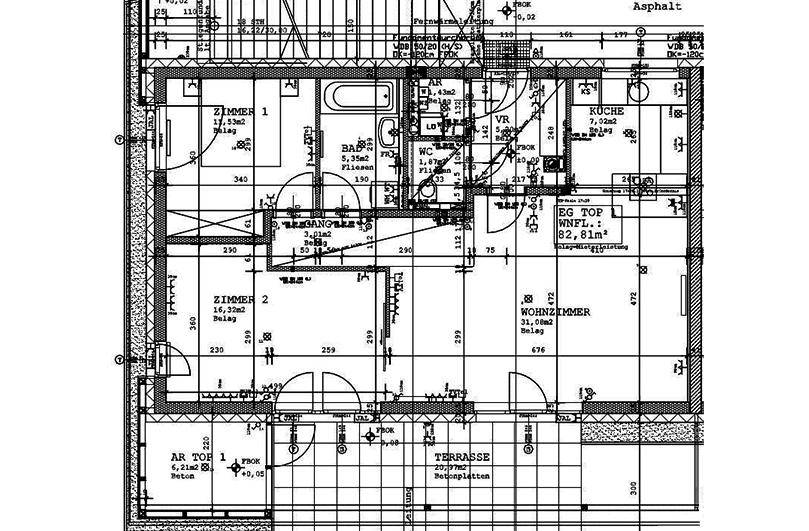 Grundriss einer Erdgeschosswohnung mit zwei Zimmern, Bad, WC, Küche und Terrasse.
