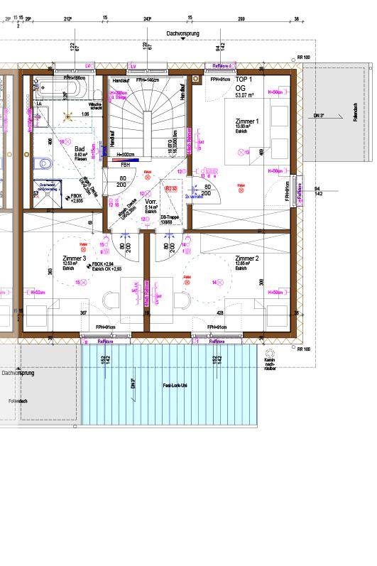 Grundriss des Obergeschosses mit drei Schlafzimmern, einem Badezimmer und Balkonzugang.