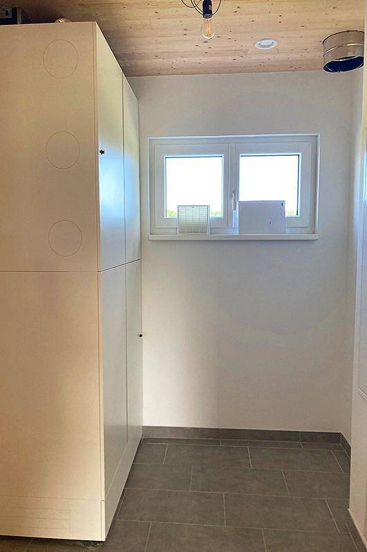 Funktionaler Hauswirtschaftsraum mit Fenster und praktischen Einbauschränken.