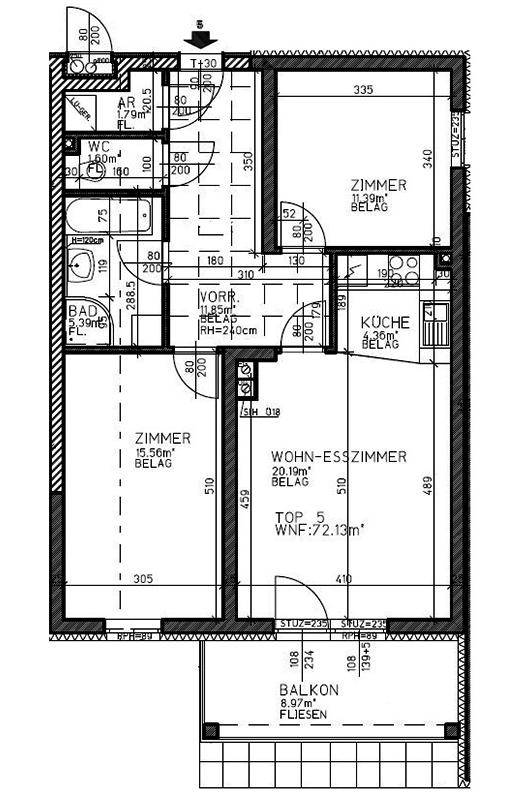 Grundriss einer Wohnung mit drei Zimmern, Bad, WC, Küche und einem Balkon.