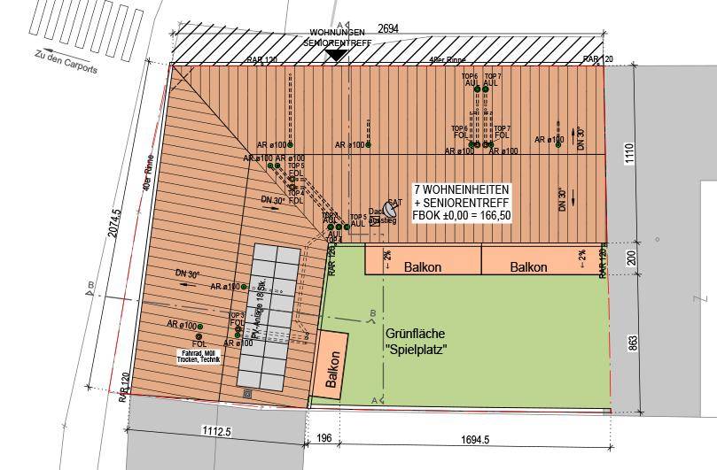 Lageplan des Gebäudes mit Grünfläche, Spielplatz und Zugang zu den Carports.