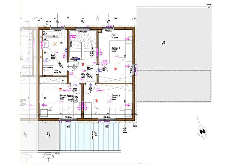 Grundriss des Obergeschosses mit drei Schlafzimmern, einem Badezimmer und einem Balkon.