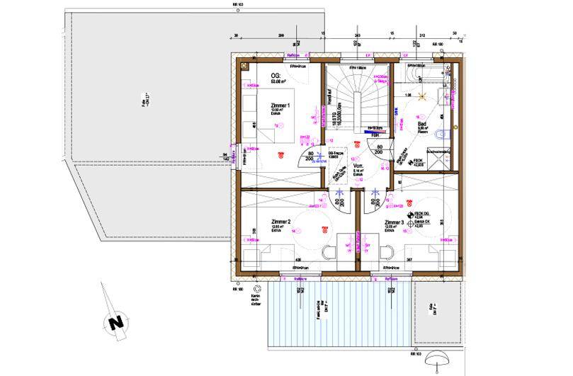 Grundriss des Obergeschosses mit Schlafzimmern, Badezimmer und Balkonzugang.