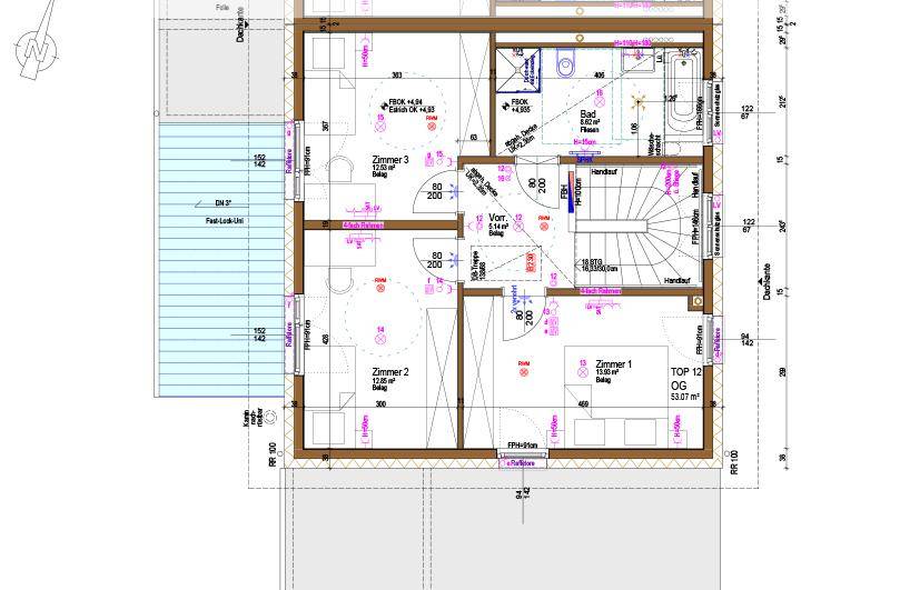 Grundriss des Obergeschosses mit drei Schlafzimmern, einem Badezimmer und Balkonzugang.