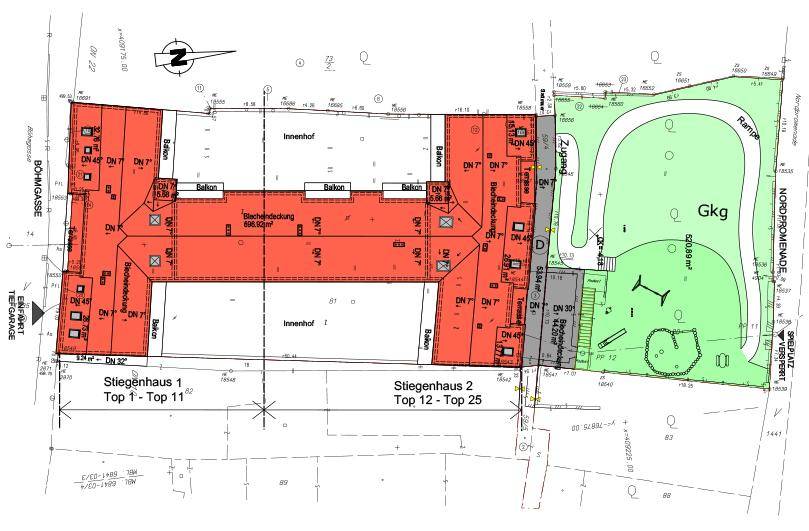 Übersichtsplan des Gebäudekomplexes mit Innenhöfen, Balkonen und angrenzender Grünfläche mit Spielplatz.