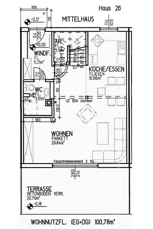 Grundriss des Erdgeschosses mit offenem Wohnbereich, Küche/Essbereich und einer großen Terrasse.