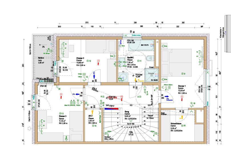 Grundriss des Obergeschosses mit Schlafzimmern, Bädern und einem Balkon.
