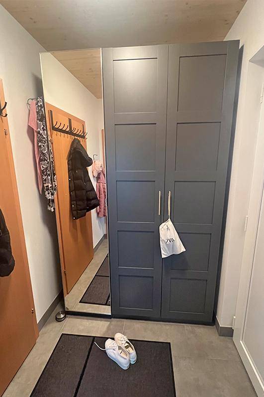 Heller Flur mit großem Spiegel, Einbauschrank und praktischer Garderobe.