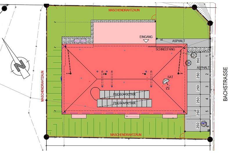 Lageplan des Gebäudes mit Dach, Photovoltaikanlage, Garten und Zufahrt.