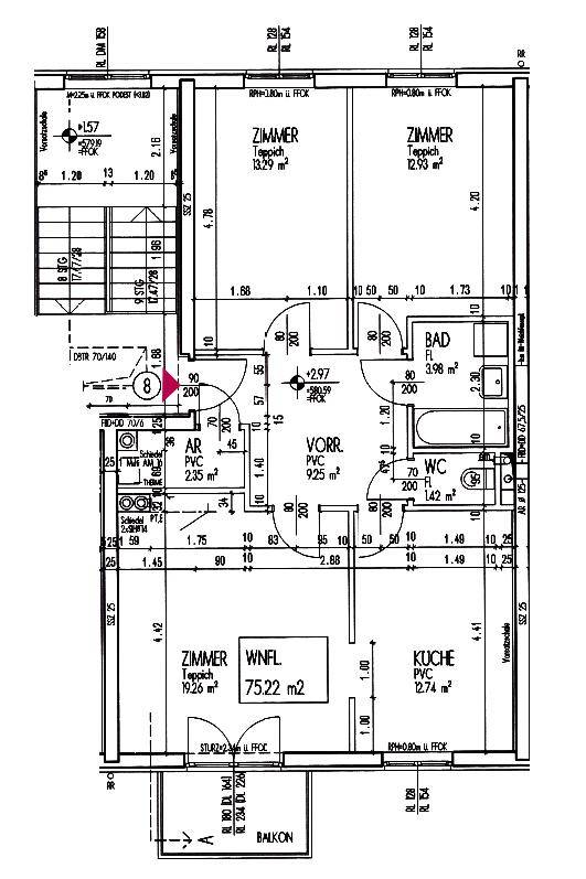 Detaillierter Grundriss einer Wohnung mit drei Zimmern, Bad, separatem WC und Balkon.